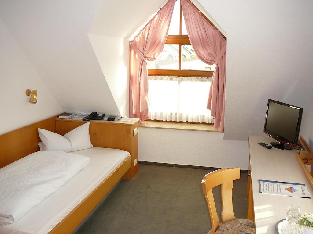 Hotel Garni Schmid Neu-Ulm Rum bild